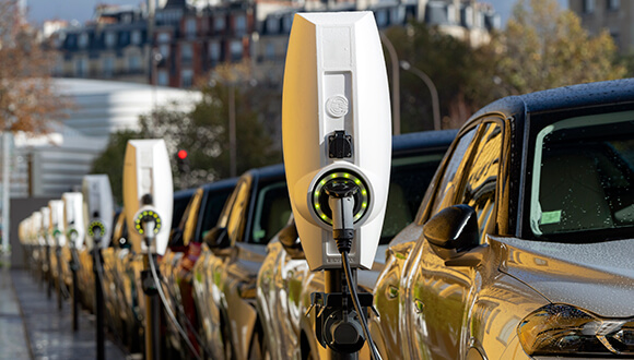 Choosing electric vehicles for your fleet saves money